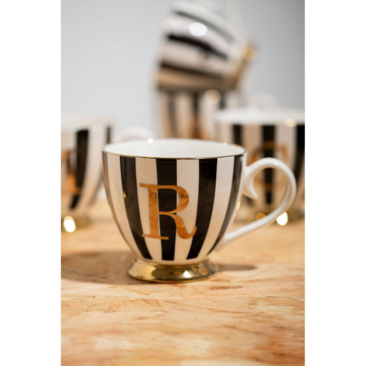 Mimo Duchess R Letter Monogram Mug