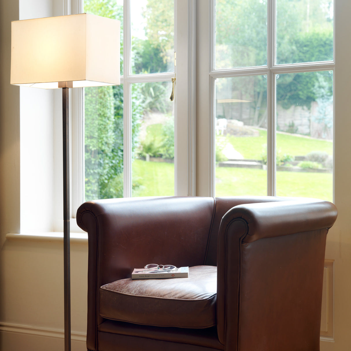 Elegant Bronze Floor Lamp - Park Lane Collection