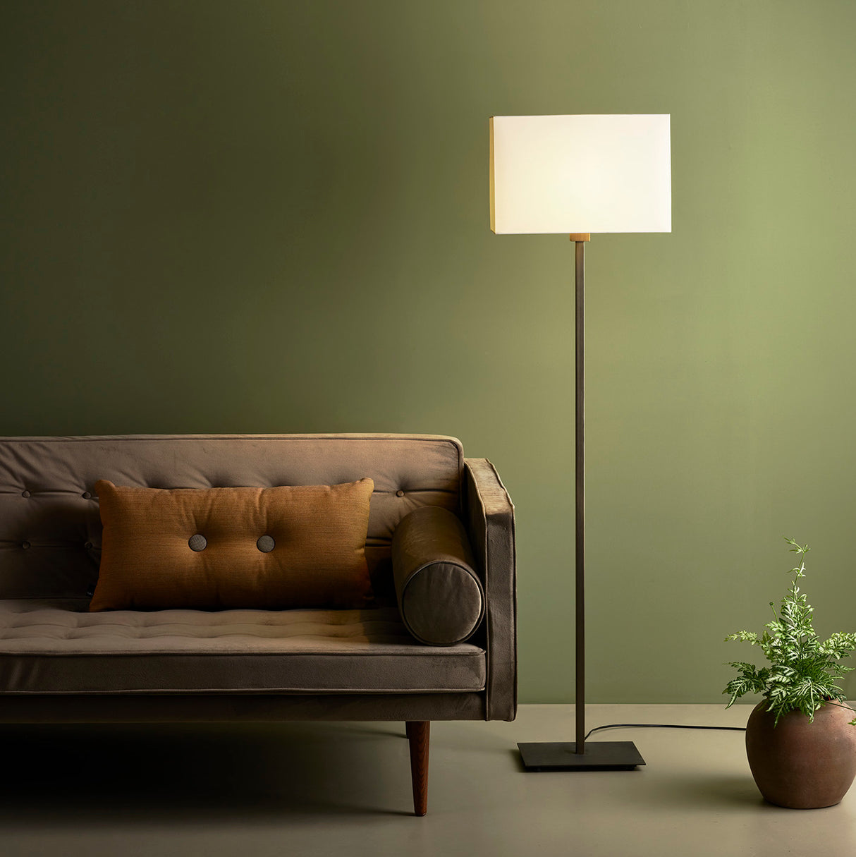 Elegant Bronze Floor Lamp - Park Lane Collection