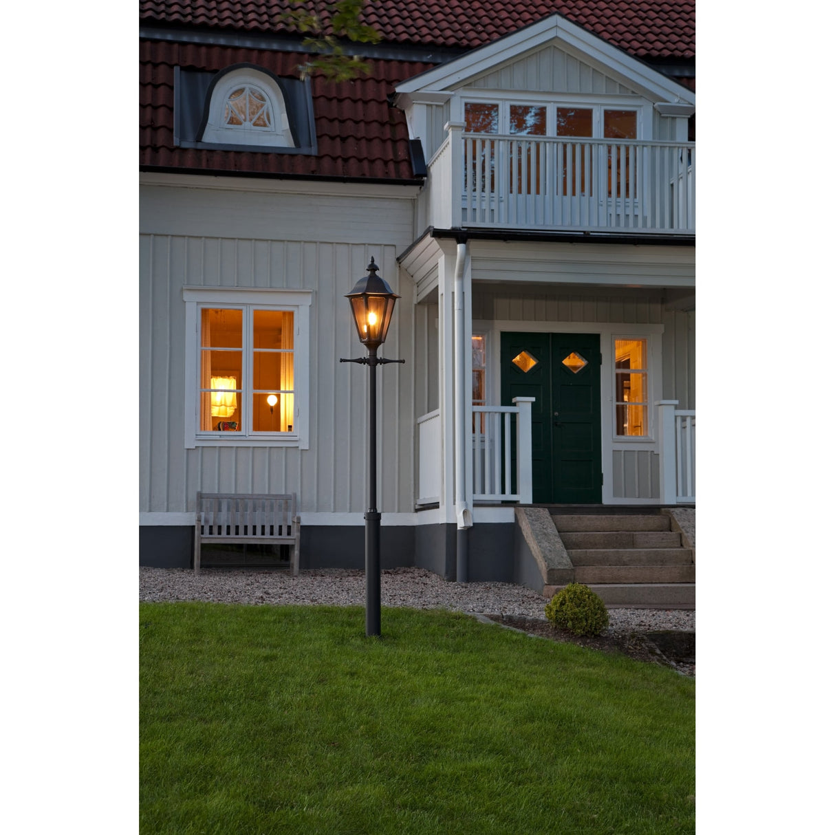 Elegant Black Outdoor Lamp with Taurus Pole
