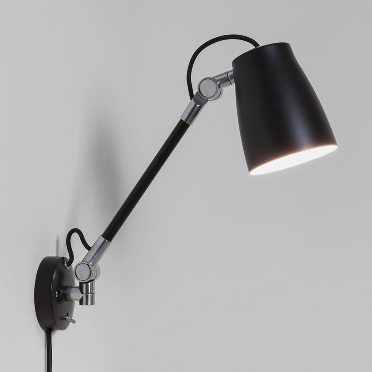 Atelier Grande Matte Black Adjustable Wall Light with Switch