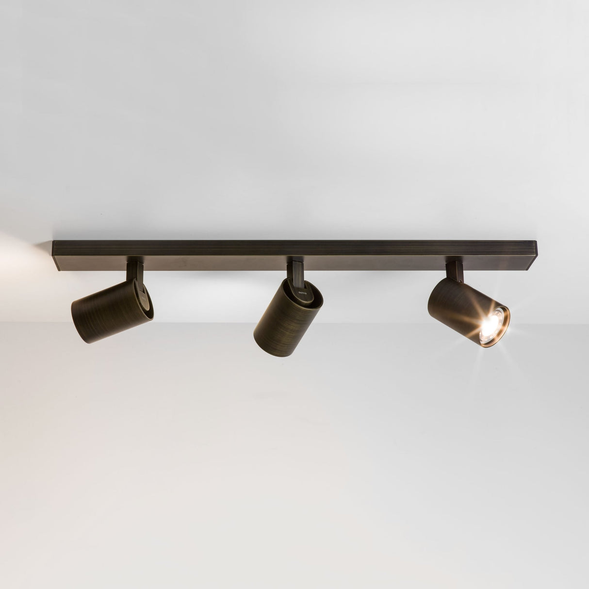 Elegant Bronze Triple Head Spot Rail Light