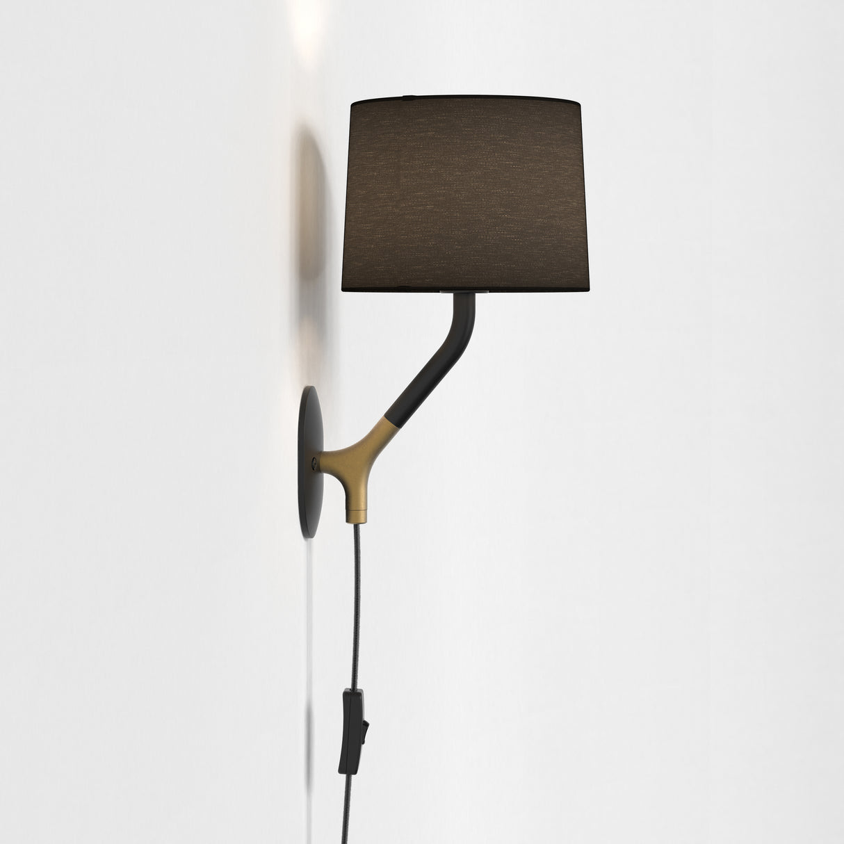 Sleek Dual-Toned Wall Sconce in Matte Black and Gold Finish