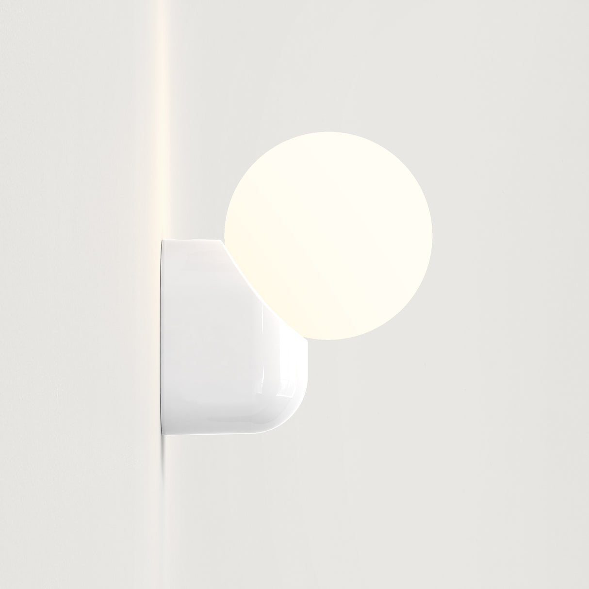 Glossy White Lyra Single Wall Sconce