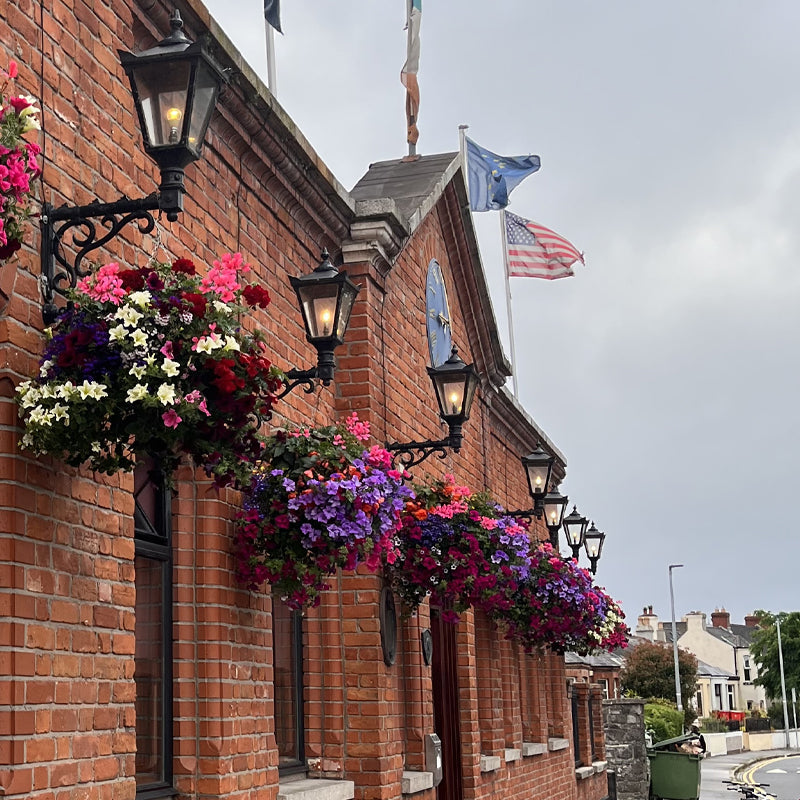 Victorian traditional cast iron wall light with decorative arm 0.97m (H041)