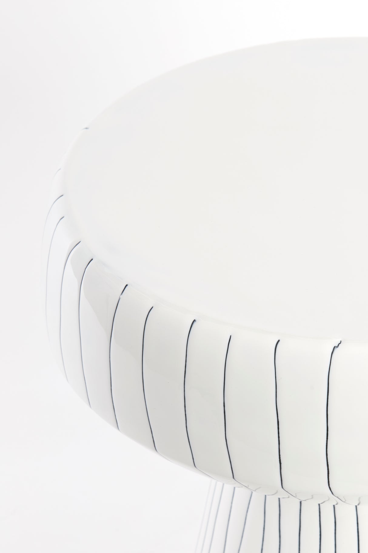 Glossy White & Black Round Accent Table 38x42 cm Dakwa