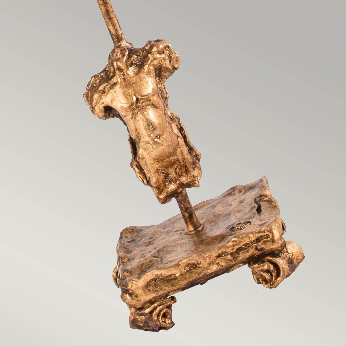 Gothic Elegance: Gold Table Lamp with Artistic Sculpture Design