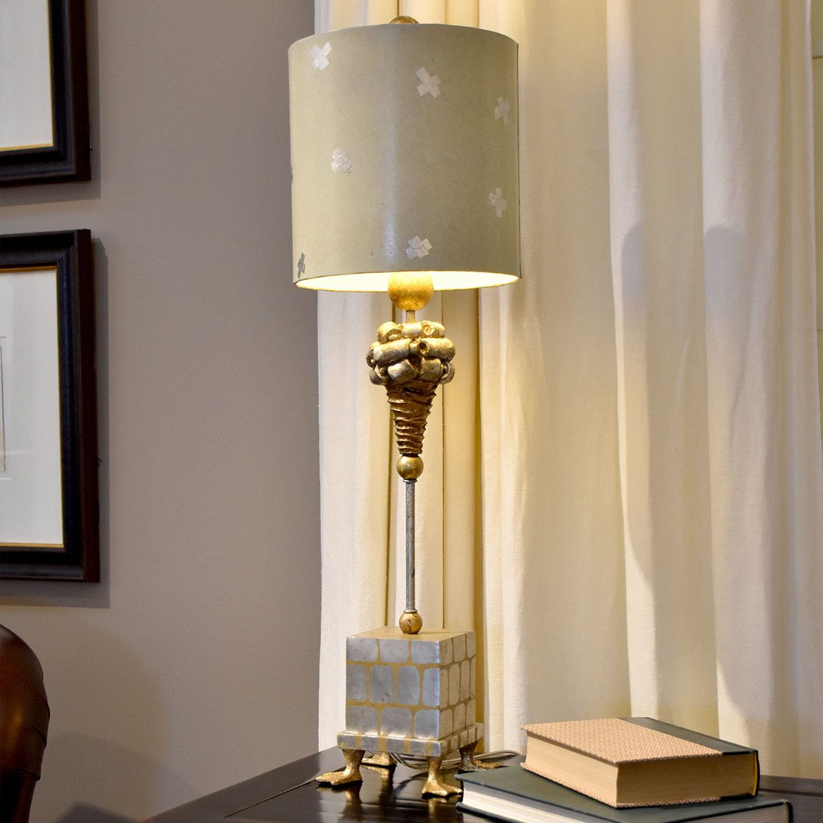 Elegant Pompadour Duck-Feet Table Lamp with Cream and Silver Shade