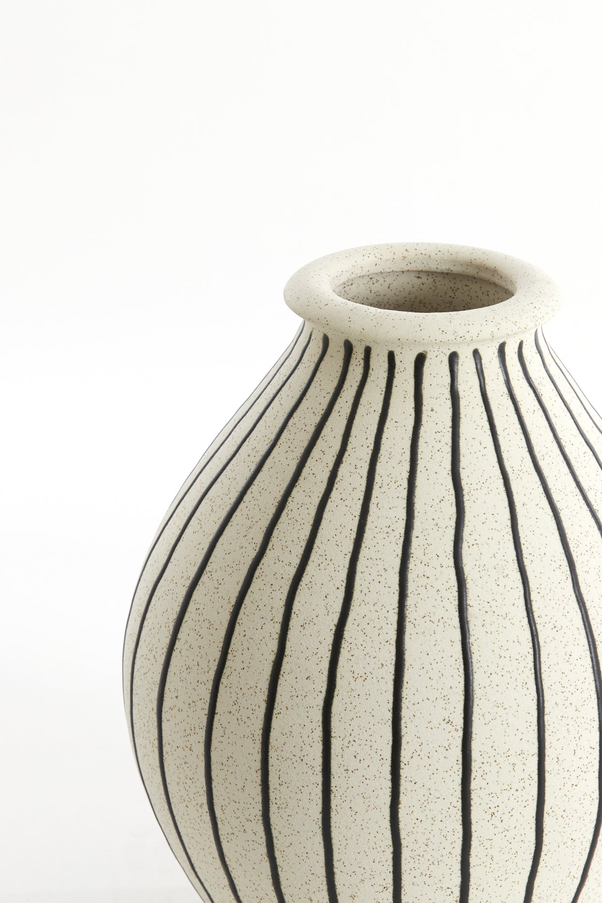 Elegant Diphu Ceramic Vase - Cream & Black, Ø23x29 cm