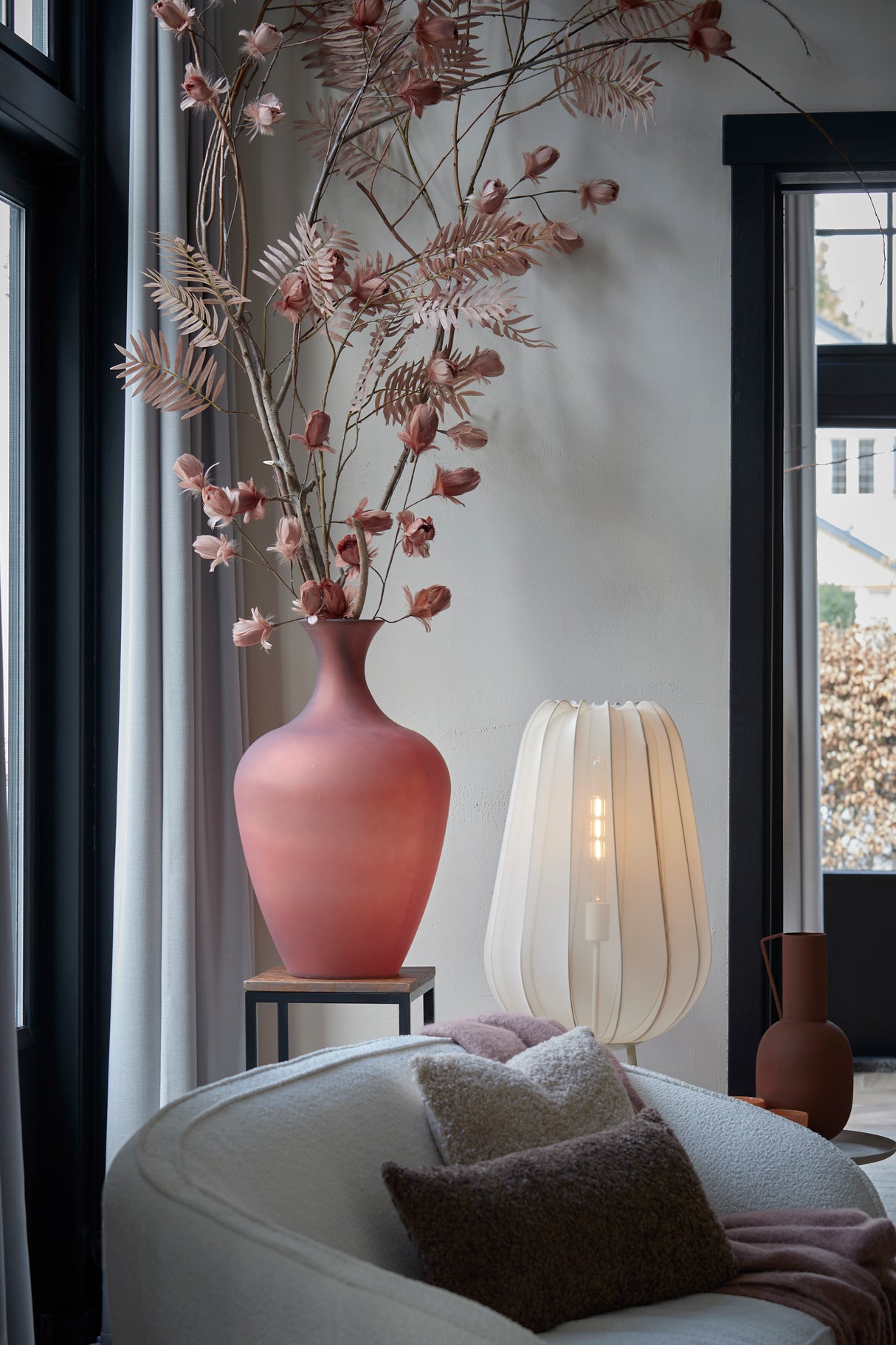 Elegant Tripod Floor Lamp with Plumeria Sand Finish - Ø42x132 cm