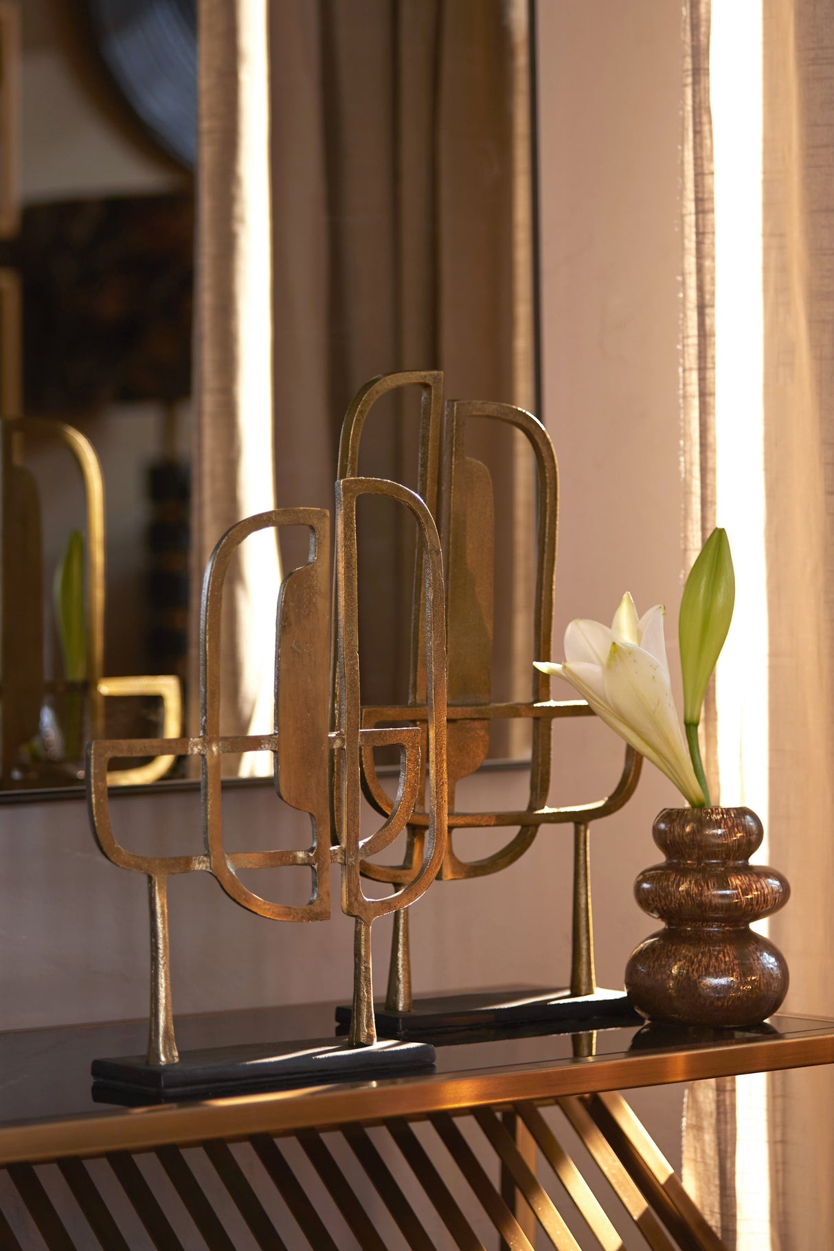 Elegant Aaron Sculpture - Gold and Matte Black 26x8x36 cm