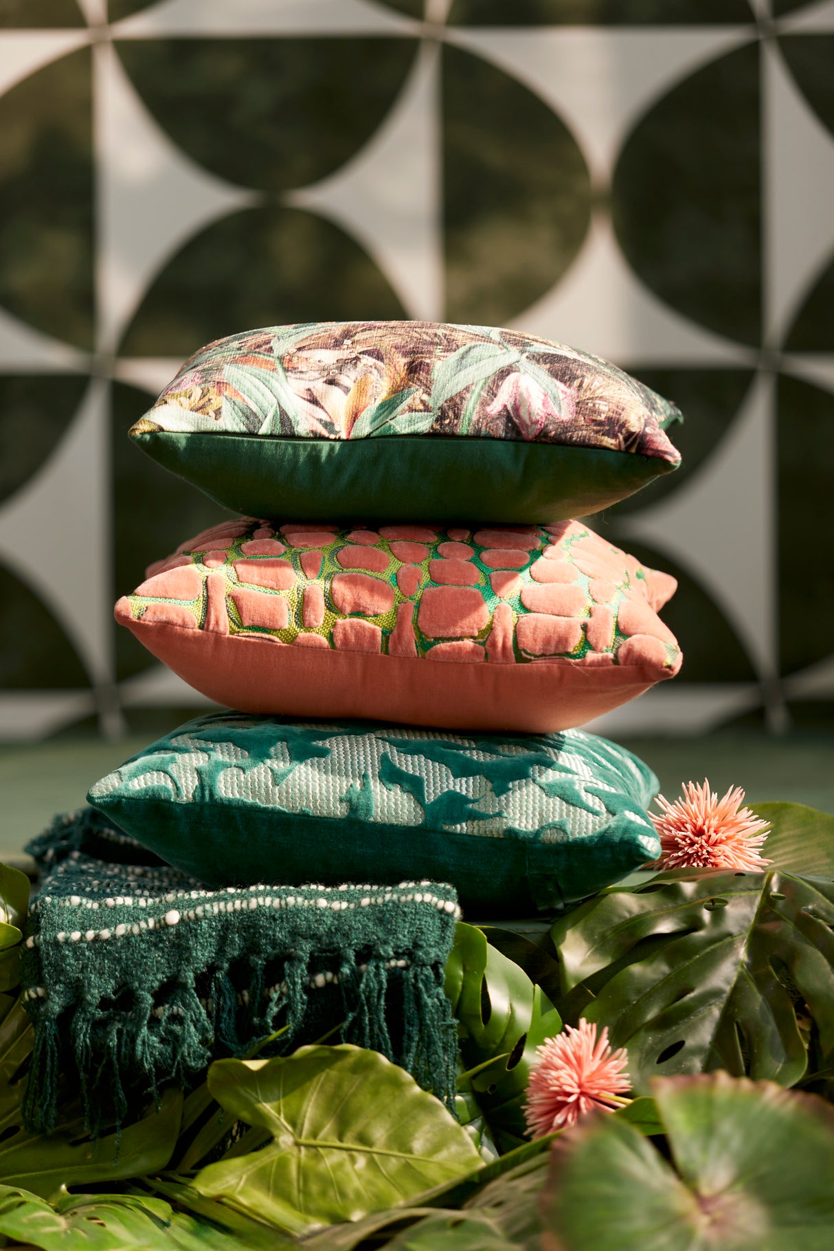 Elegant Tomba Cushion 45x45 cm in Green and Coral