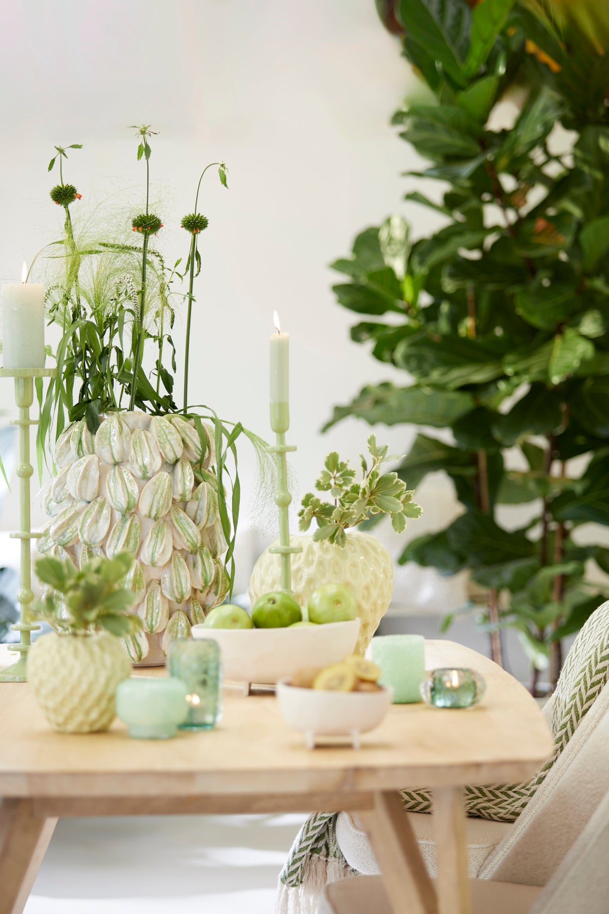 Elegant Ceramic Vase in Cream and Green Design 35x33x47 cm
