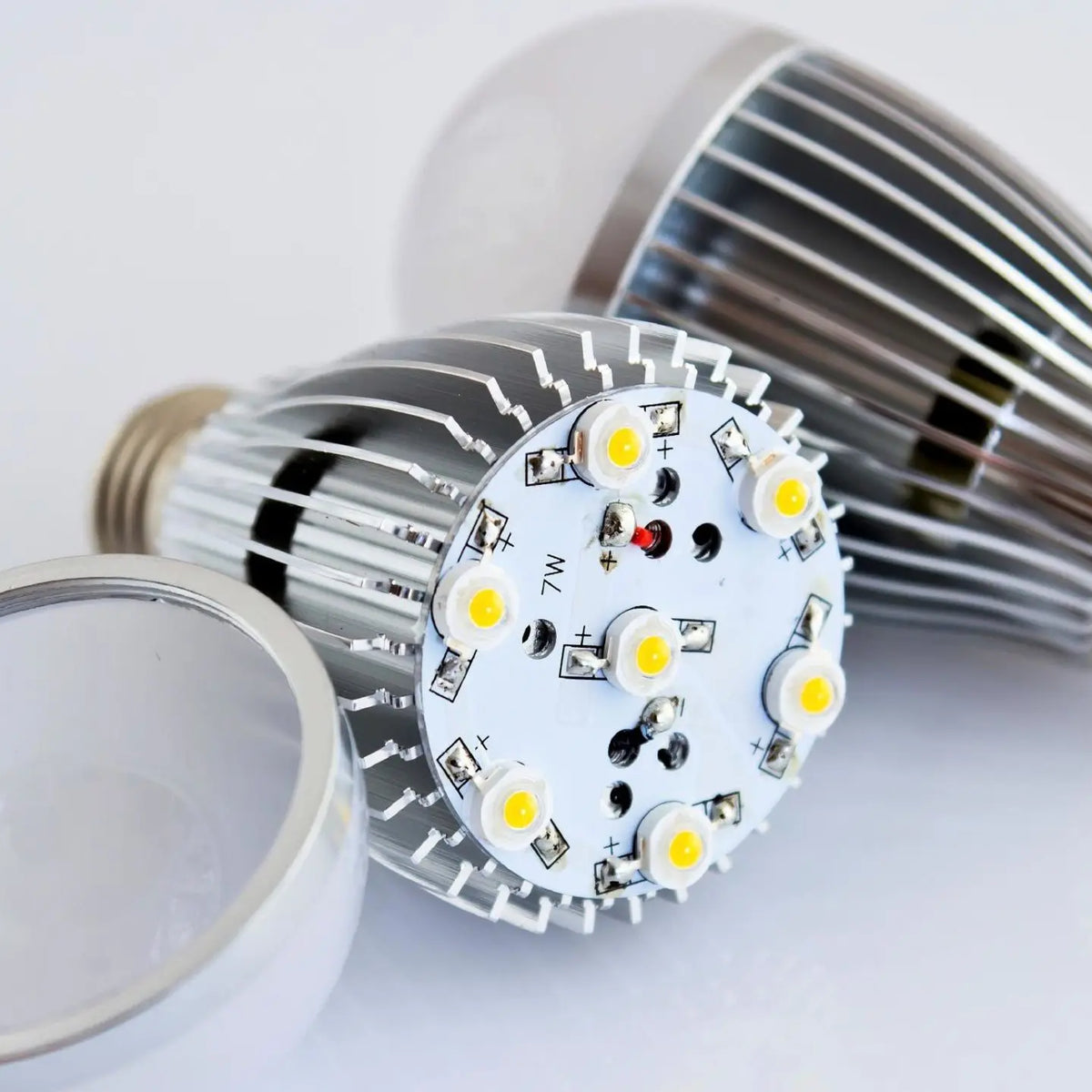 Integrated LED vs. Standard Bulbs: Which is the Best Lighting Choice f ...