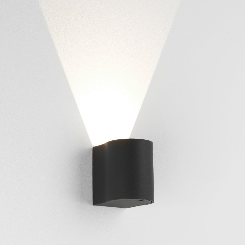 Sleek Black LED Outdoor Wall Light with Modern Design