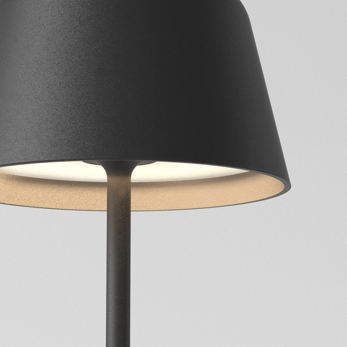 Wanderer Lamp in Textured Ebony