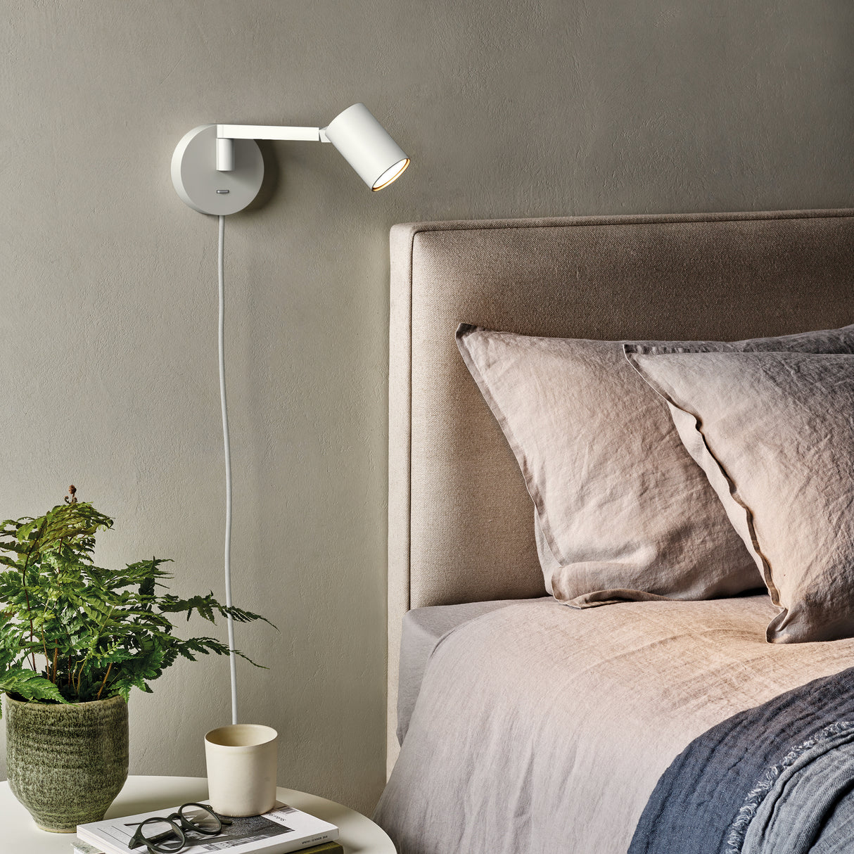 Elegant White Ascoli Wall Light