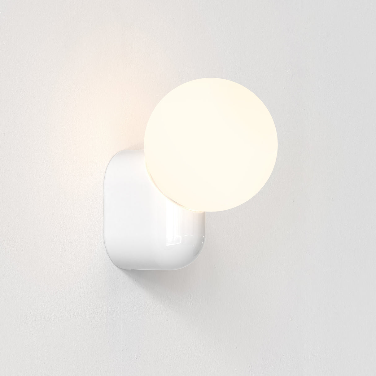 Glossy White Lyra Single Wall Sconce