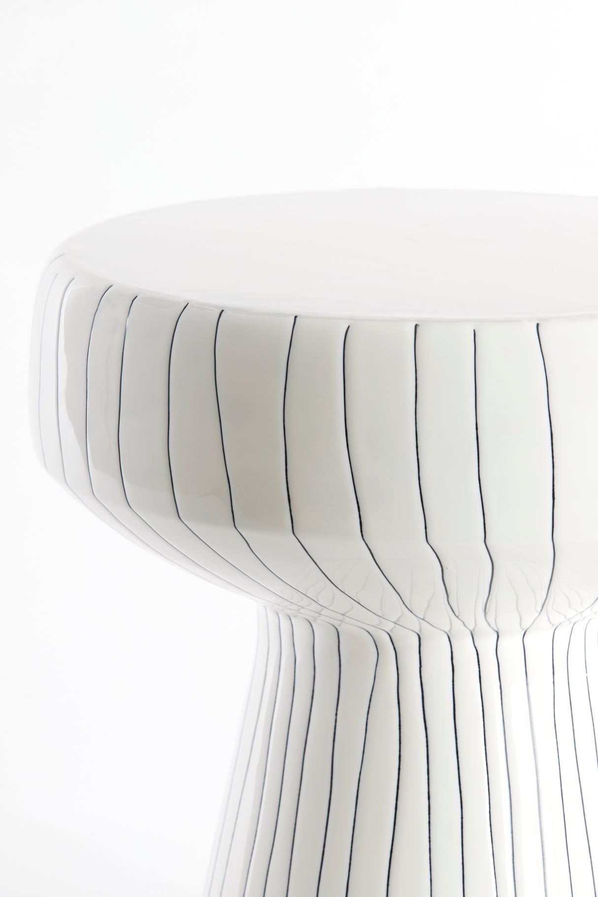 Glossy White & Black Round Accent Table 38x42 cm Dakwa